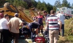 Kastamonu'da devrilen kepçenin operatörü yaralandı