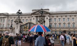 Kraliçe'nin sağlığının kötüleştiğini duyan sevenleri Buckingham Sarayı'nın önünde toplandı