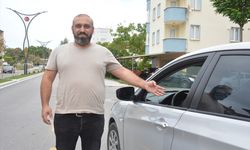 Sakarya'da hırsızın kapısı açık otomobile camdan girip para çalması kamerada