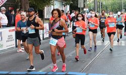 İzmir yarı maratonuna yaklaşık 3 bin kişinin katılımıyla başladı