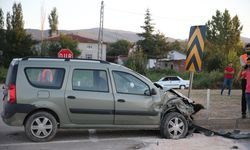 Tokat'ta servis minibüsüyle kamyonet çarpıştı, 11'i öğrenci 14 kişi yaralandı