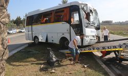 Adana'da devrilen okul servisindeki 19 kişi yaralandı