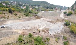 Adana'da göçük nedeniyle ulaşıma kapanan yolu açma çalışmaları sürüyor