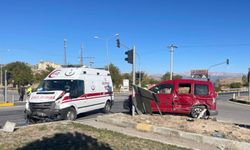 Isparta'da ambulans ile otomobil çarpıştı: 1 ölü, 6 yaralı