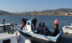 İzmir'de tekneden denize düşen balıkçıyı arama çalışmaları sürüyor