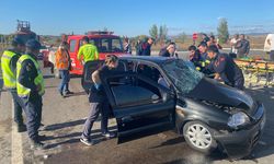 Kırklareli'nde otomobil ile hafriyat kamyonunun çarpıştığı kazada 3 kişi yaralandı