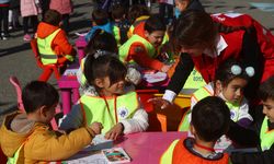 Türk Kızılay, "Kızılay Haftası Sokağı'nda" miniklerle buluştu