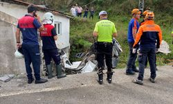 Zonguldak'ta duvara çarpıp evin bahçesine devrilen otomobilin sürücüsü öldü