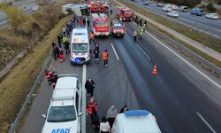 GÜNCELLEME 2 - Anadolu Otoyolu'nun Bolu kesiminde yolcu otobüsü devrildi, 3 kişi öldü, 16 kişi yaralandı