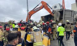 Başakşehir'de hafriyat kamyonu otomobilin üzerine devrildi