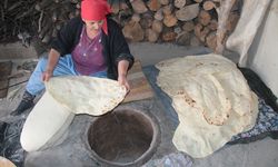 Erzincan kırsalında kadınların tandırda kışlık ekmek mesaisi