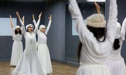 İranlı kadın dansçıların en büyük arzusu halka açık performans sergilemek