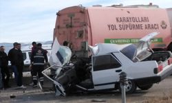 Isparta'da otomobilin yol süpürme aracına çarptığı kazada 2 kişi öldü