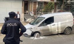 İstanbul’da çöken yola düşen aracın sürücüsü yaralandı