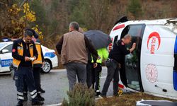 Kastamonu'da devrilen ambulanstaki 3 sağlık personeli yaralandı