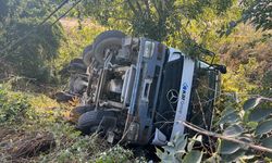 Kocaeli'de devrilen beton mikserinin sürücüsü yaralandı