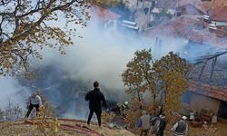 Kütahya'da yangında iki ev ile odunluk kullanılamaz hale geldi