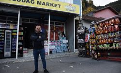 Market sahibi lodosla hareket eden cips standının peşinden koştu