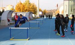 Öğretmen Cemal Koşmaz, öğrencilerini şampiyonluklara koşturuyor