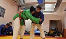 Okullarındaki yetenek taramasında seçildikleri judo ve kuraşta başarıya odaklandılar