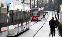 İstanbul'da bir aracın tramvay yoluna girmesi nedeniyle seferler aksadı