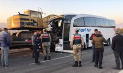 Amasya'da yolcu otobüsü ile tır çarpıştı, ölü ve yaralılar var