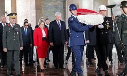 Küba Devlet Başkanı'ndan Anıtkabir'e ziyaret