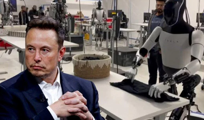 Tesla Robotunun Tişört Katladığı Anlar!