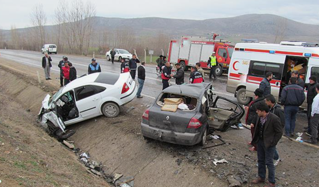 Uşak'ta iki otomobil çapıştı: 5 yaralı