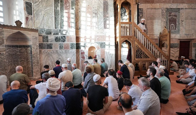 79 yıl sonra kariye camisi'nde ilk bayram namazı kılındı