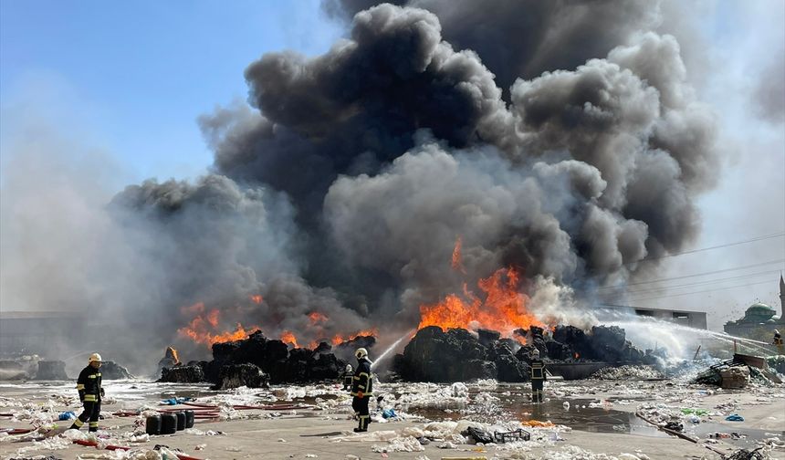 Geri dönüşüm fabrikasında yangın: 150 ton yandı!