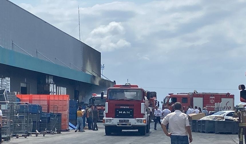 Kocaeli'de zincir market deposunda yangın çıktı