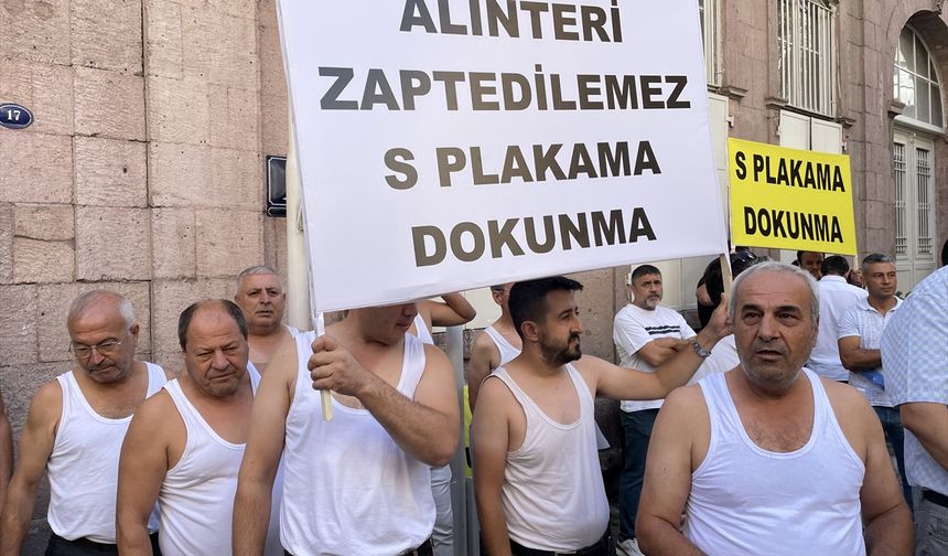 İzmir'de "yarı çıplak" eylem! Esnaf isyan etti