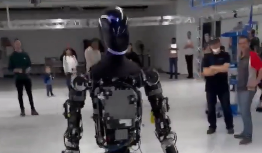 Tesla'nın insansı robotu Optimus'dan yeni görüntüler!