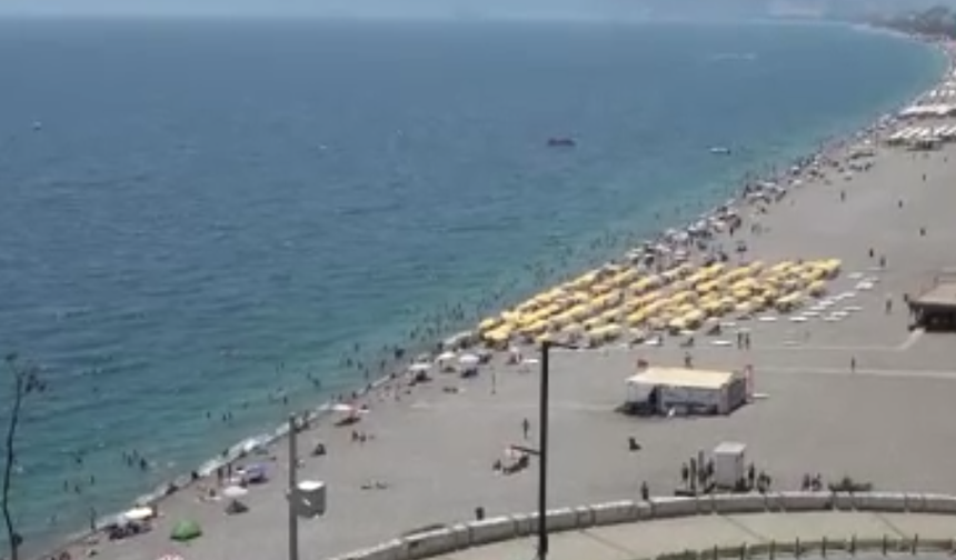 Antalya'da rekor sıcak yüzünden sahiller doldu taştı