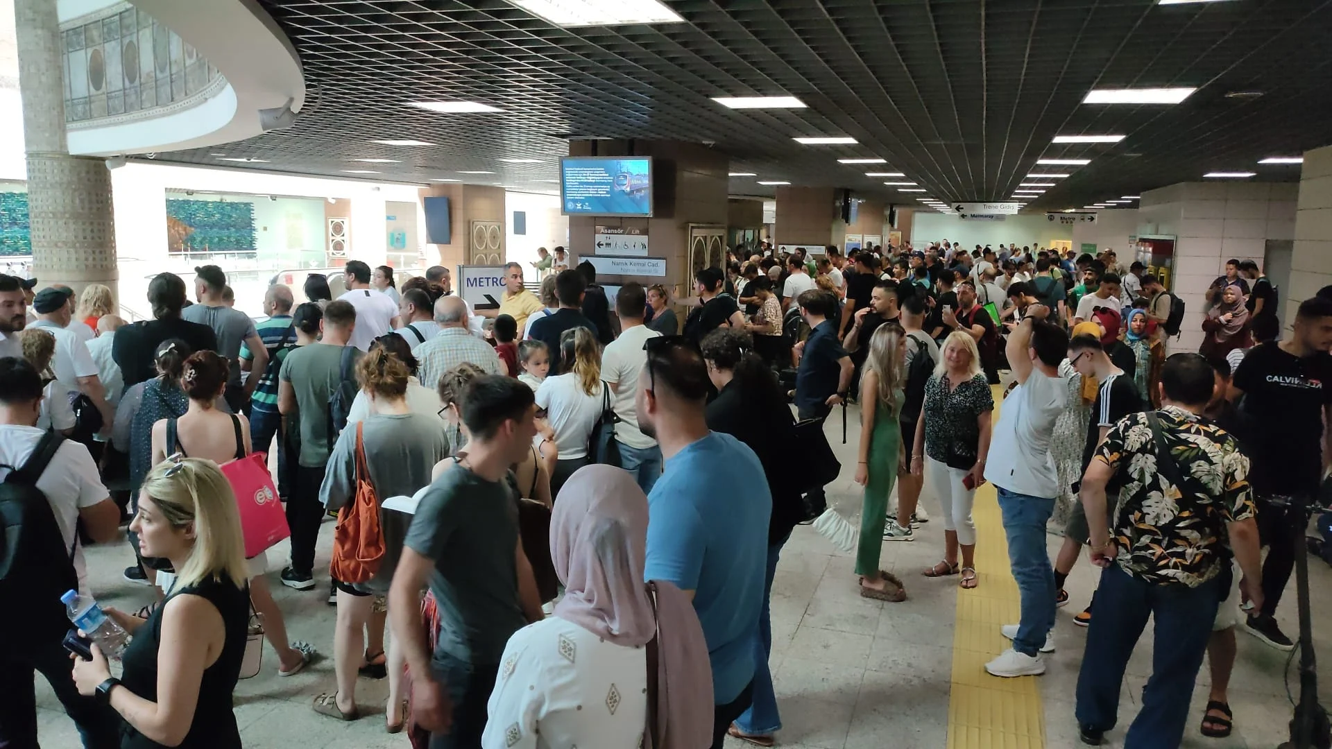 162131896-marmaray-yenikapi-istasyonunda-raylara-atladigi-one-surulen-genc-kiz-hayatini-kaybetti_6