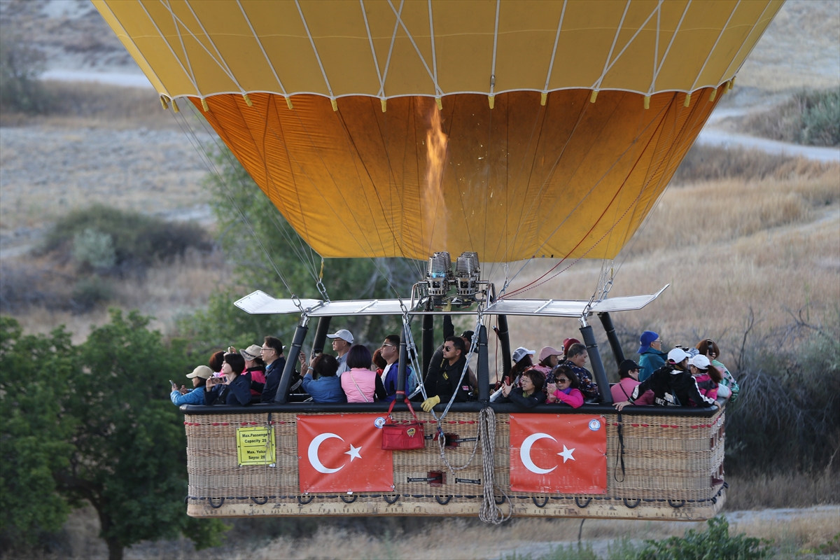 Ardından sırayla havalandılar ve Kapadokya'nın muhteşem peribacaları arasında Türk bayraklarıyla süzüldüler.