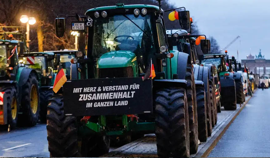 Almanya'da Binlerce Çiftçi Traktörleriyle Yine Berlin’de