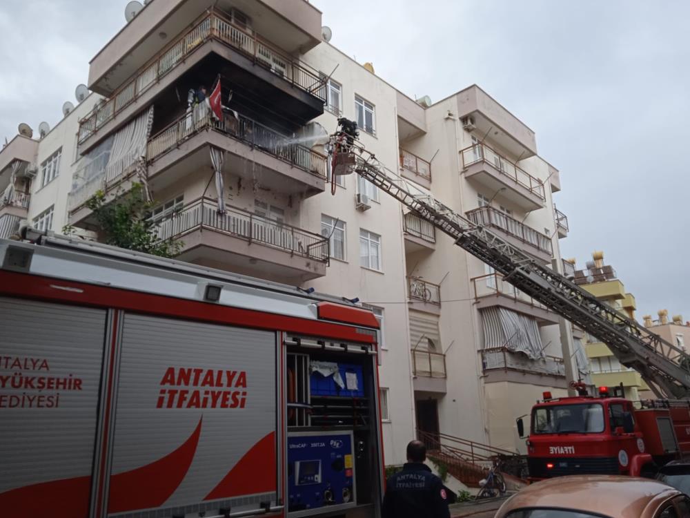 Antalya'da Korkutan Ev Yangını 2