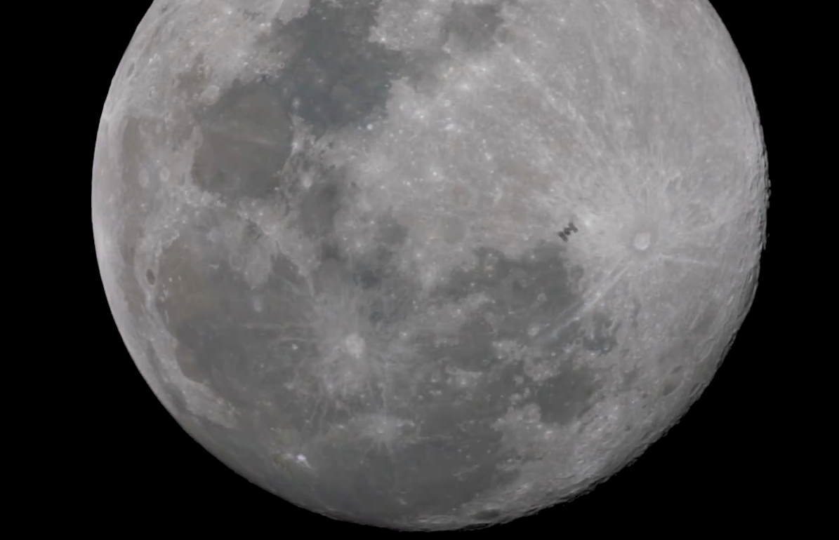 Uzay istasyonu Ay ile görüntülendi