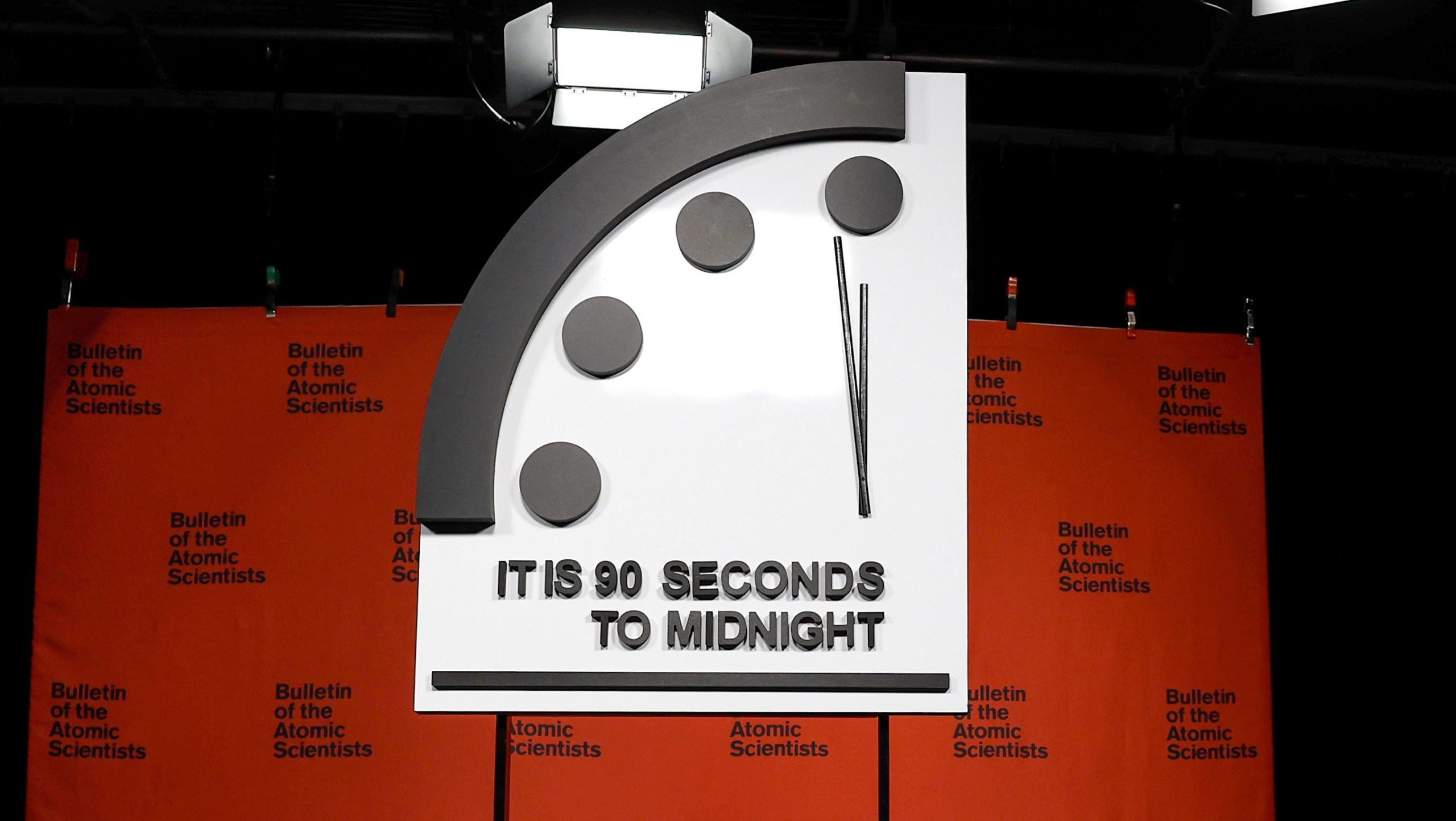 İnsanlığa meydan okumanın mecazi ölçüsü olan Kıyamet Günü Saati, geçen yıl gece yarısından önce 90 saniyeye sıfırlanmıştı. 