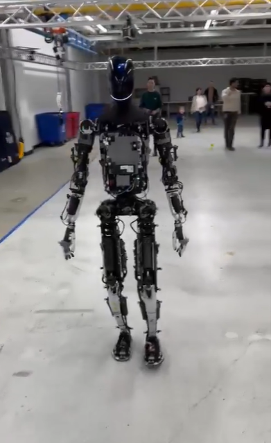 Tesla'nın insansı robotu Optimus'dan yeni görüntüler