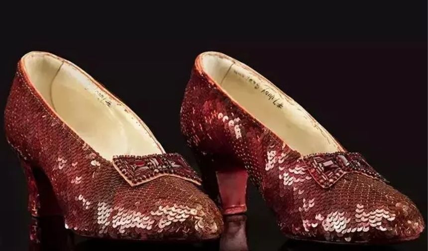 Oz Büyücüsü'ndeki Kırmızı Ayakkabılar 13 Yıl Sonra Bulundu (1)