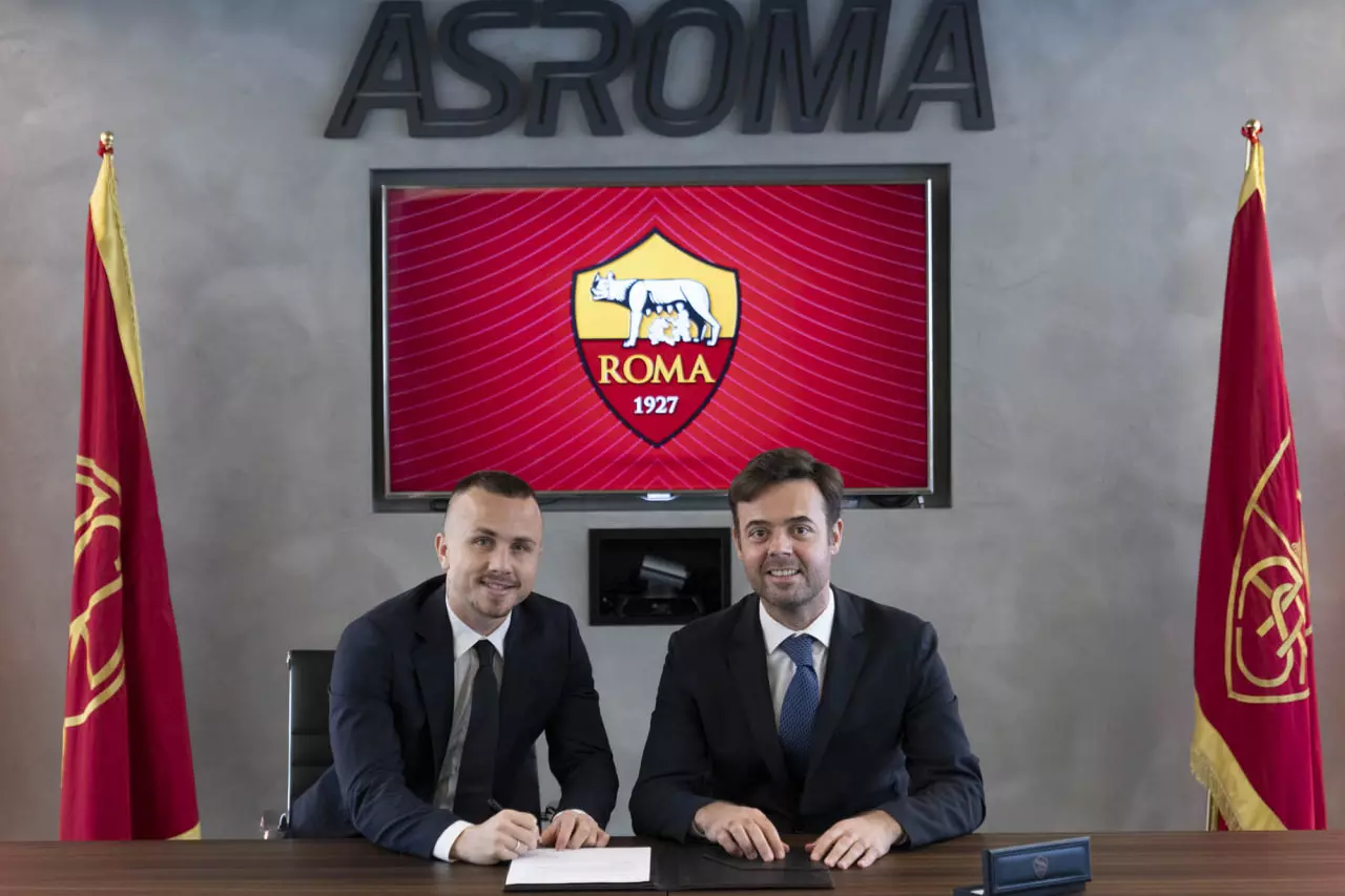 Roma ile imzaları atan Angelino, "İnanılmaz tarihi olan büyük bir kulübün parçası olmaktan gurur duyuyorum" ifadesini kullandı.