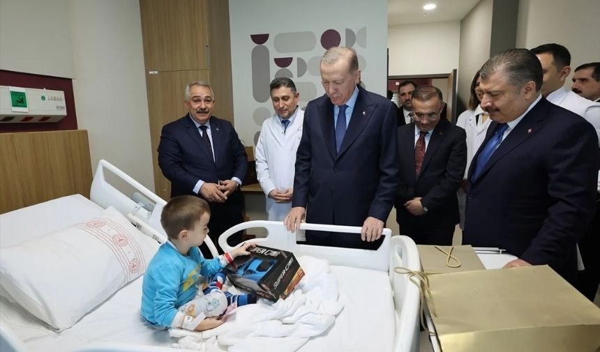 Cumhurbaşkanı Erdoğan Gaziantep Şehir Hastanesi'nde Çocuk Hastalarını Ziyaret Etti (1)