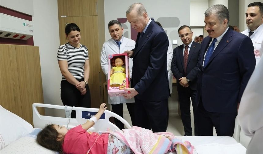 Cumhurbaşkanı Erdoğan Gaziantep Şehir Hastanesi'nde Çocuk Hastalarını Ziyaret Etti (3)