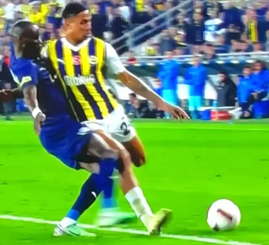 Fenerbahçe-Kasımpaşa maçında hakeme tepkiler yağdı!