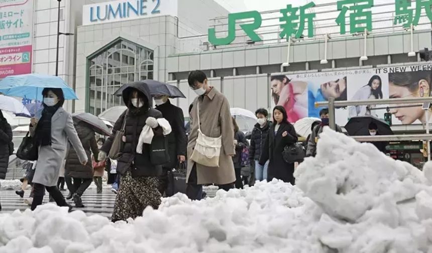 Japonya'da Şiddetli Kar Yağışı Hayatı Felç Etti