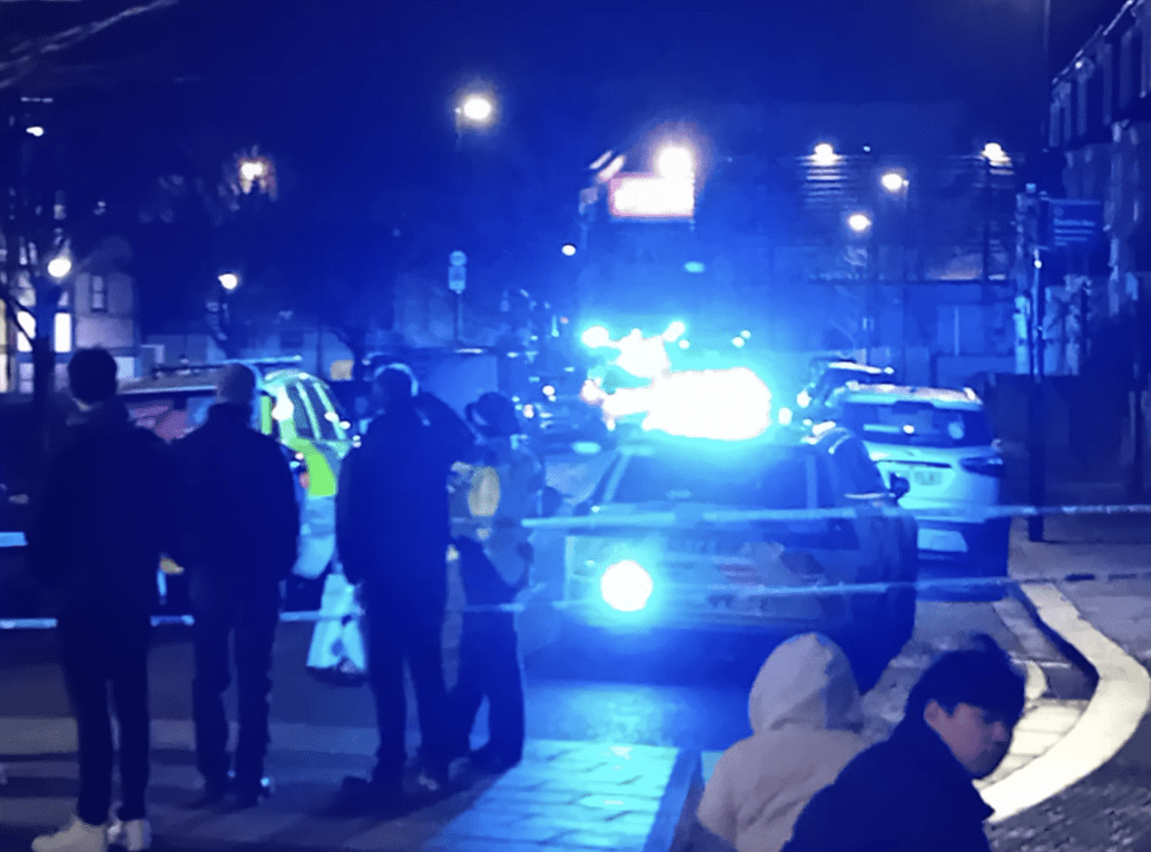 Londra'nın güneyindeki Clapham'da, failinin kimlik bilgileri henüz belirlenemeyen ve "aşındırıcı madde" kullanılarak gerçekleştirilen saldırıda, aralarında 2 çocuğun da bulunduğu 9 kişinin yaralandı