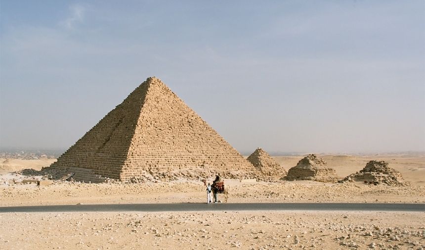 Mısır'daki Mikerinos Piramidi'nin Restorasyonu Tartışmalara Neden Oldu